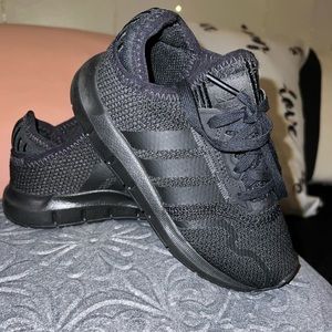 Kids “Unisex” All Black Adidas running shoe Sz 11.5US. Great condition no box!